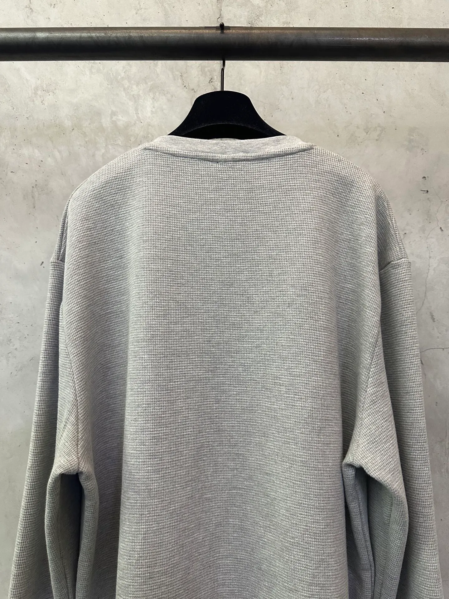 P390 Chrome Hearts patchwork leather Henry collar waffle long-sleeved T. Fabric: Made of 350g cotton waffle double-layer material. Differentiating low weight, cutting corners and non-pure cotton market products), a lot of effort has been put into the fabric, hardware and craftsmanship. The top quality in the market and industry benchmark are only owned by a few people. The overall wiring is straight and delicate, the fabric is comfortable and soft, and the color is consistent without color difference. Customized hardware, thread, accessories, plate alignment, same style for men and women -Color: black gray -Size: S M L